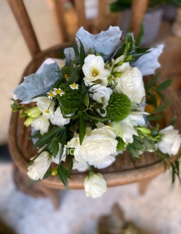 bouquet di fiori tendente al bianco