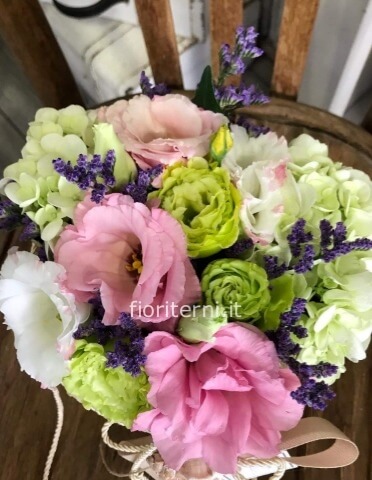 centrotavola con fiori primaverili
