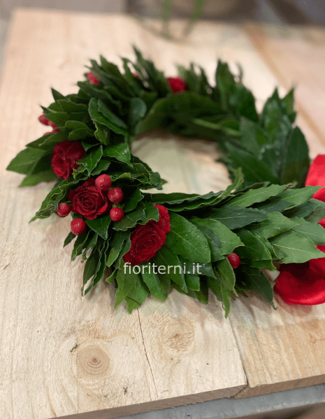 Coroncina di fiori assortiti.