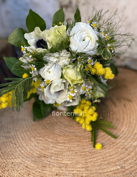 Bouquet di fiori misti e mimosa