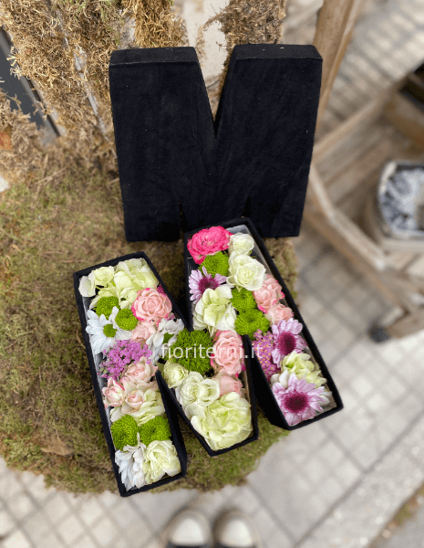 scatola a forma di lettera in vellutino con inserimento di fiori