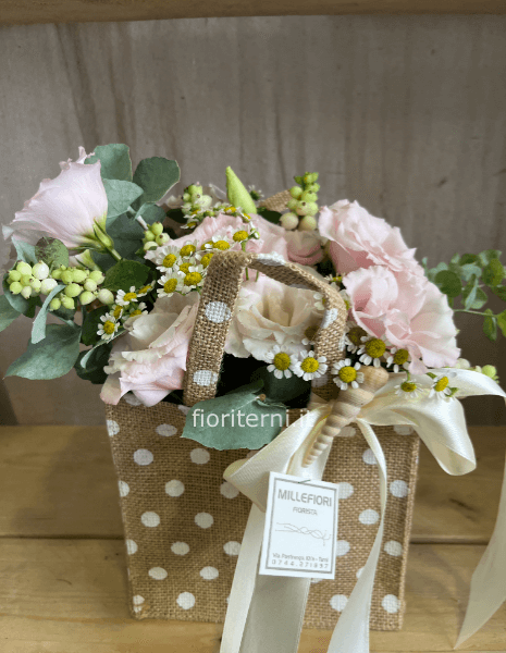 borsa in yuta naturale con fiori misti di stagione