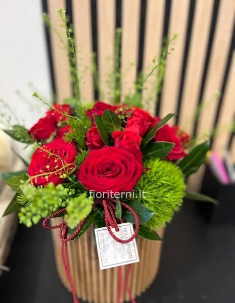 composizione di rose rosse