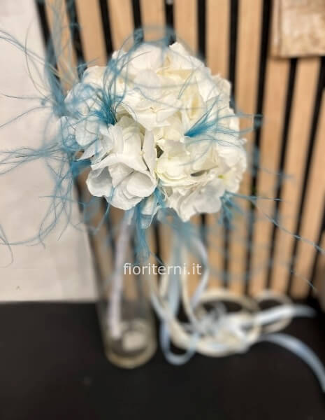 bouquet con ortensia nei colori disponibili con inserimento di materiali naturali